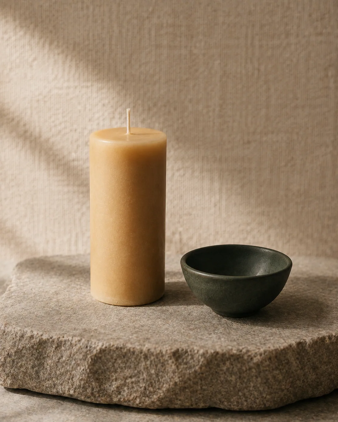 Ambiance — bougie de cire naturelle sur pierre