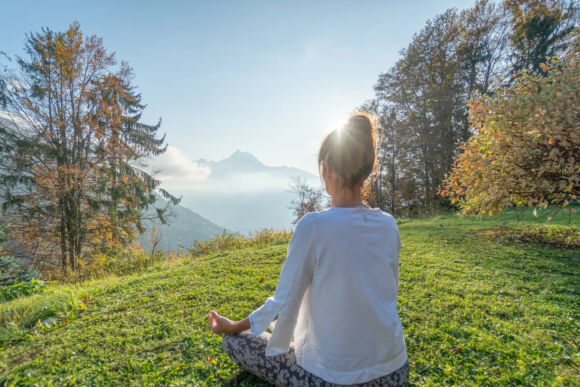 Bernadette en méditation, face aux montagnes — Alpes vaudoises